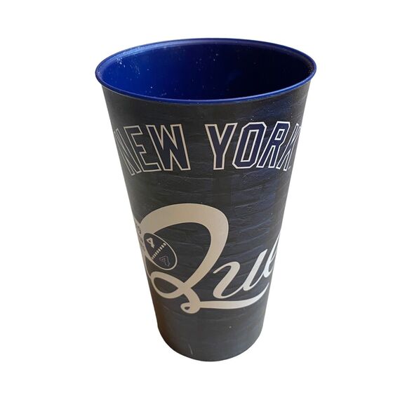 New York Yankees Duffle/Weekend/Gym Bag With Bonus Souvenir “Quest For 28” Cup - Picture 9 of 13